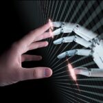 Una mano umana e una mano robotica si sfiorano per simboleggiare l'incontro tra l'uomo e l'intelligenza artificiale